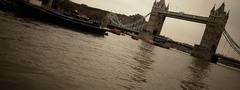 Англия, Лондон, Тауэр, Тауэрский мост, Темза, река, мост, баржа, пасмурно