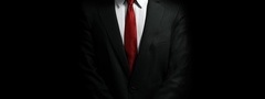 черный костюм с красным галстуком