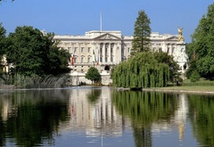 Лондон, Англия, Букингемский дворец, лето, парк, фонтан, деревья, здание, статуя, озеро, вода, пруд, флаги