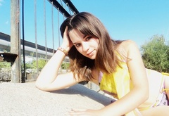 Девушка около моста