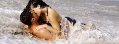 любовь, пляж, пара, волны, целуются