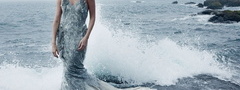 Charlize Theron, брюнетка, тело, лицо, платье, море, камни, брызги