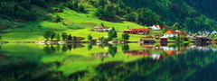Озеро, деревушка, отражение в воде