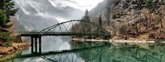 мост через реку в горах