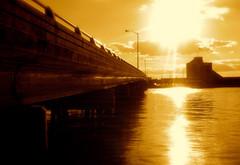Мост,река,солнце
