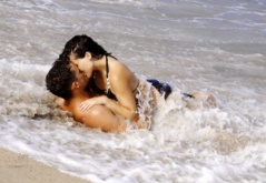 любовь, пляж, пара, волны, целуются