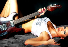 бас гитара, струны, девушка, лежит, кофта, грудь, брюнетка, ножки, взгляд