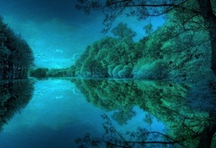 Зеркало реки, лес и небо, отраженье в нем