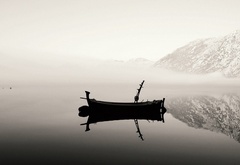Лодка, озеро, туман