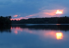 Озеро, лес, зарево солнца